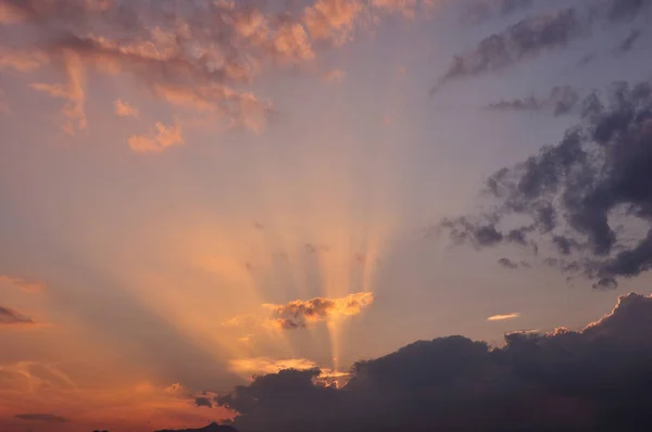 Ciel Nuageux Spectaculaire Avec Des Rayons Soleil — Photo