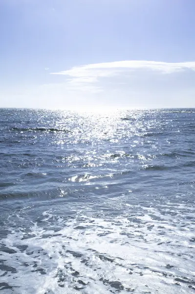 Güneş ışığıyla yıkanmış güzel deniz manzarası