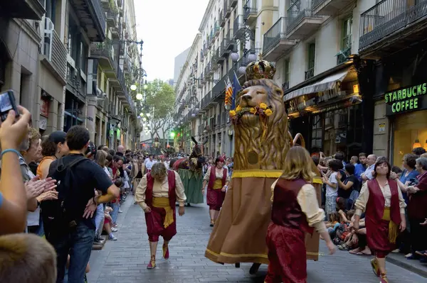 Barcelona Daki Dev Geçit Töreni Ortaçağ Şehrinde Dev Heykellerin Dolaştığı — Stok fotoğraf