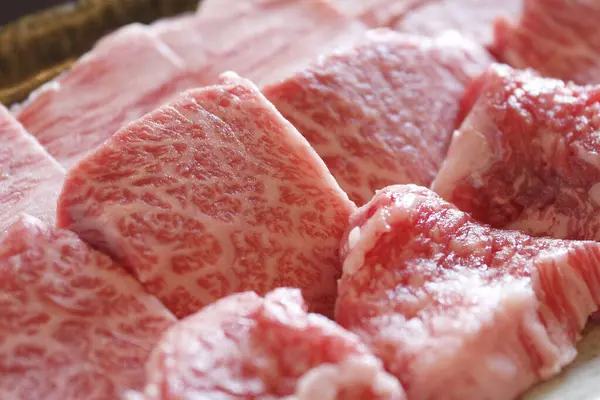 新鲜和生鲜的红牛肉牛排为背景 — 图库照片
