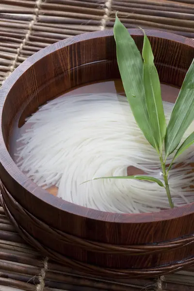 Yeşil Yapraklı Asya Pirinçli Eriştenin Yakın Görüntüsü — Stok fotoğraf