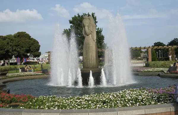 Şehrin ortasında heykel olan çeşmesi.