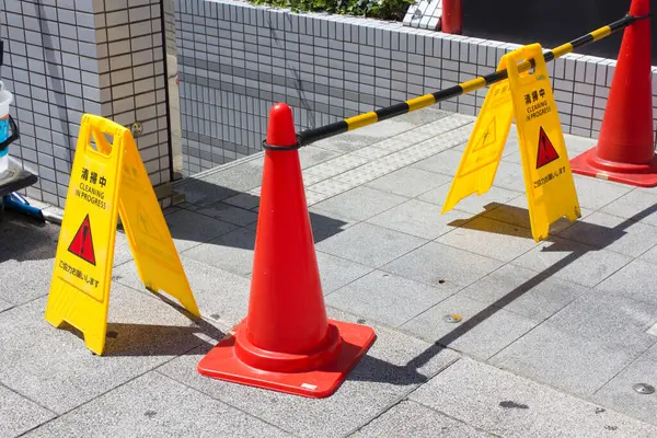 Tokyo caddesinde kırmızı trafik konileri