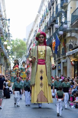 Barcelona 'daki dev geçit töreni. Ortaçağ şehrinde dev heykellerin dolaştığı ulusal bayram.
