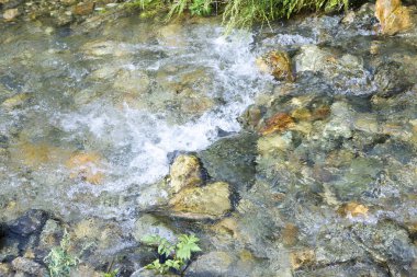 Dağ nehrinde akan su