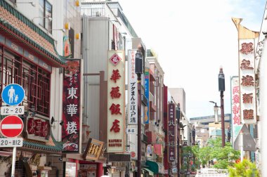 Yazın Japon caddesi meşgul.