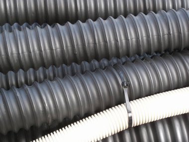 Arka plandaki endüstriyel metal boruları kapatın.