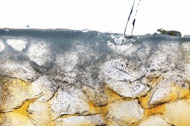 Buz küplerinin yakın çekim görüntüsü ve serinletici soğuk içecek serpintileri            