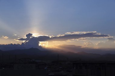 Dağların ardında güzel bir gün batımı