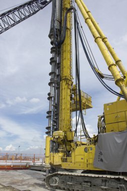 İnşaat alanında metal donanım makinesi