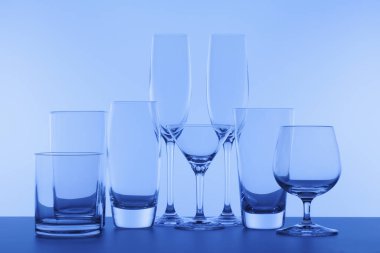 Mavi arkaplanda boş temiz bardaklar, yakın plan