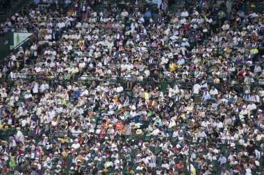 Hyogo, Japonya 'daki Koshien Stadyumu' nda beyzbol maçı ve taraftarları 