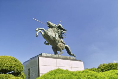 Japonya 'nın Yamagata şehrindeki Kajo Park' ta Mogami Yoshiaki 'nin binicilik heykeli.