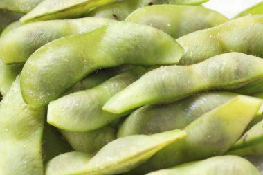 Arka planda taze organik yeşil fasulyelerin yakın plan görüntüsü     