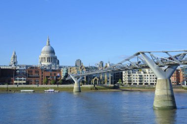 Milenyum Köprüsü, St Paul Katedrali, Londra 'daki Ludgate Tepesi' nin tepesinde yer almaktadır.
