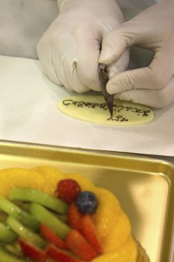 Pastayı çikolata kremasıyla süslüyorum.