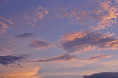 Akşamları bulutlu gökyüzü