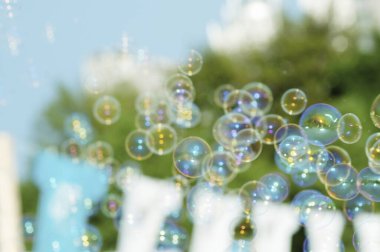 Yaz mevsiminde bahçede sabun köpükleri   