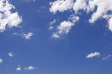 Mavi gökyüzü ve beyaz kabarık bulutlar arka plan