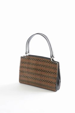 Beyaz arka planda lüks bir çanta.