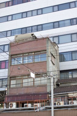 Şehirdeki ofis binasının ön cephesi 