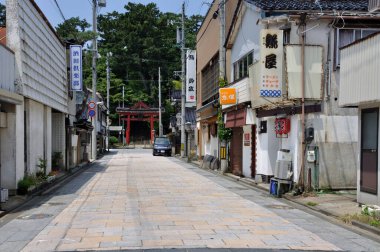 Güneşli şehir caddesi binalarla dolu.