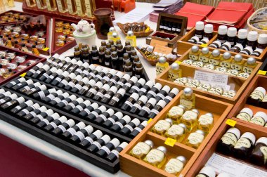 Açık hava pazarında çeşitli el yapımı sabunlar gösteriliyor