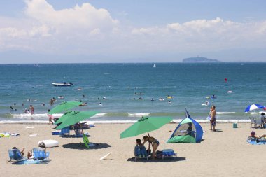 Hayama, Kanagawa Bölgesi, Japonya 'da turistlerin olduğu Morito Plajı