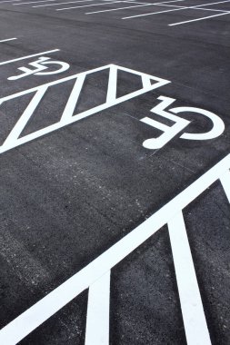 Boş otopark. Asfalt yolda beyaz park işaretleri          