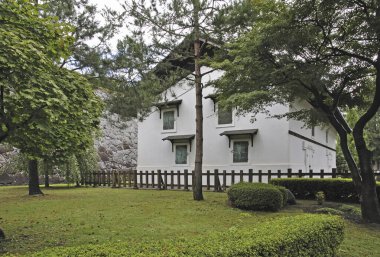 Binanın dış kısmı yemyeşil bir bahçeyle çevrili..