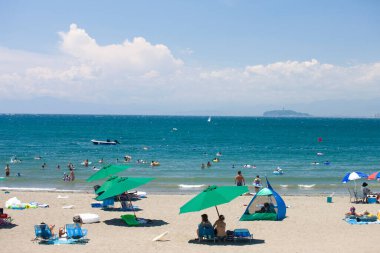 Hayama, Kanagawa Bölgesi, Japonya 'da turistlerin olduğu Morito Plajı