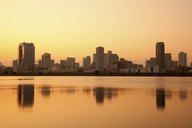 Günbatımında Umeda bölgesinde binalar, Osaka, Japonya 