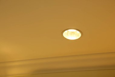 beyaz bir lamba ile tavan ışıklandırma arka planı