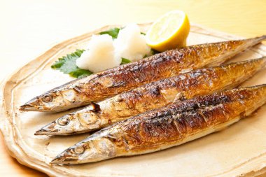 Arka planda limon olan bir tabakta balık, kapat