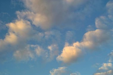 Bulutlarla güzel gün batımı gökyüzü. Doğa arka planı