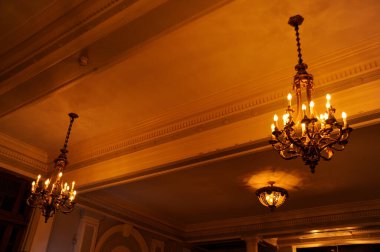 Zarif iç mekânda lüks avizelerin düşük açılı görüntüsü