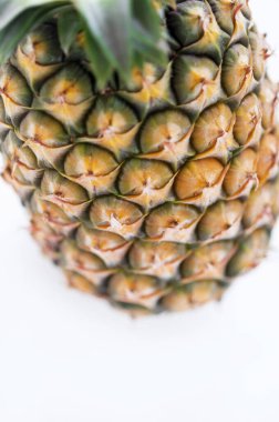 Beyaz arka planda olgun ananas meyvesi