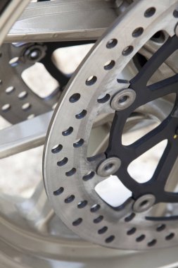 Modern motosikletin detaylı yakın çekim görüntüsü