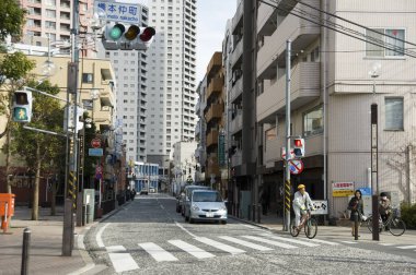 Yaz günü Japon caddesi manzarası