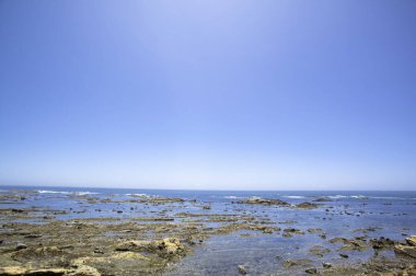 Kayalık sahil manzarası