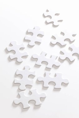  arkaplanda beyaz yapboz parçaları, kapat