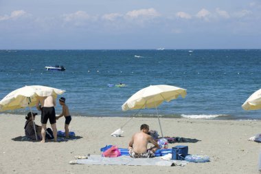 Hayama, Kanagawa Bölgesi, Japonya 'da turistlerin olduğu Morito Plajı