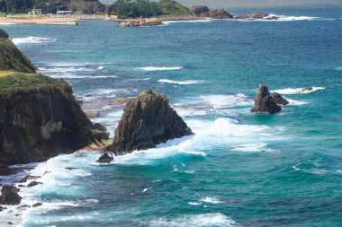 Denizin kayalık kıyı şeridinin güzel manzarası               