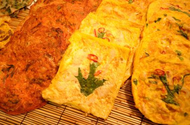 Bambu hasırı üzerinde Kore kreplerinin çeşitleri