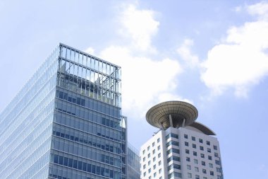 Ofis binası ve açık mavi gökyüzü 