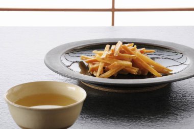 Patates kızartması ve yeşil çay yakın.