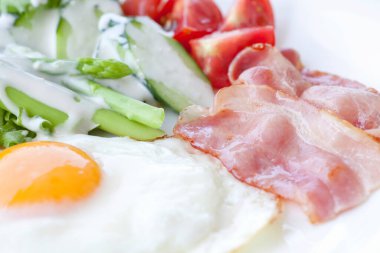 Kahvaltı yumurtası, pastırma ve sebze, yakın plan.