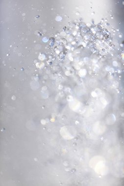 beyaz arkaplanda su sıçraması