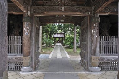 Eski güzel Japon tapınağının manzaralı görüntüleri.