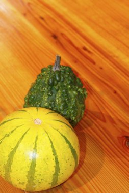 Tahta yüzeyde taze olgun balkabaklarının yakın plan görüntüsü.